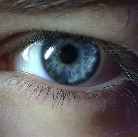 Глаза голубые