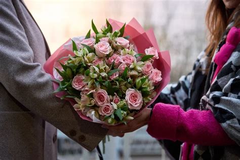 Дарят ли мужчинам цветы