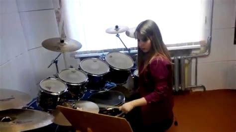 Девушка играет на барабанах