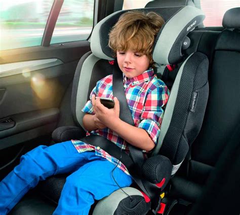 До скольки лет дети ездят в кресле в машине