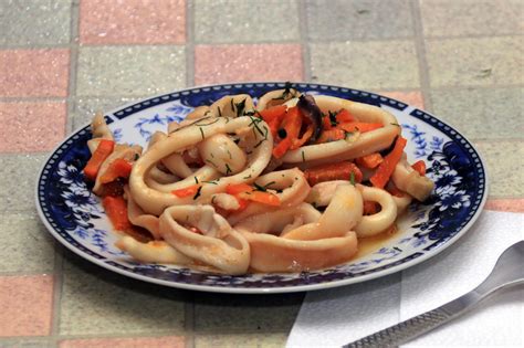 Жареные кальмары на сковороде с луком