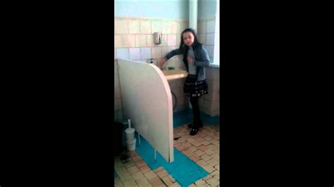 Женщина в туалете