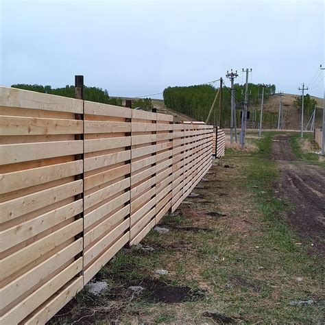 Забор изгородь из узких деревянных планок