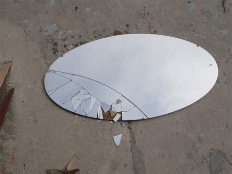 К чему разбить зеркало случайно дома