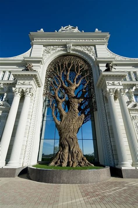 Казань здание с деревом