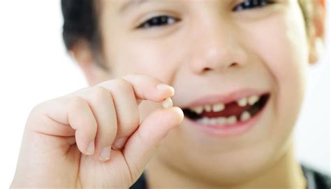 Как выдернуть молочный зуб ребенку дома без боли