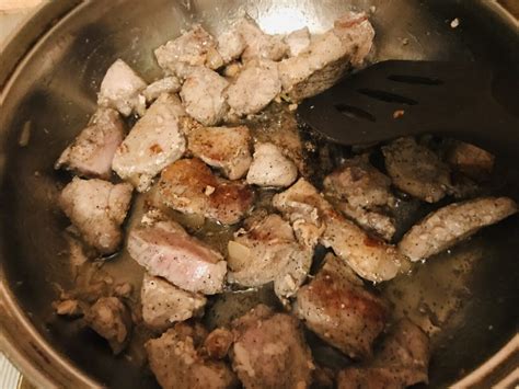 Как жарить свинину на сковороде