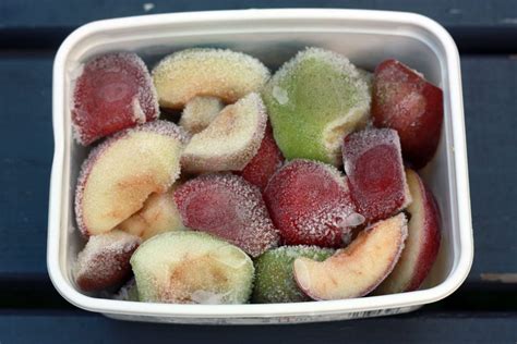 Как заморозить яблоки на зиму в морозилке свежими