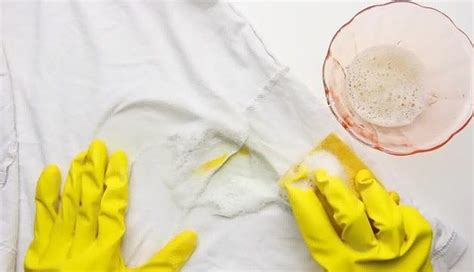 Как отстирать желтые пятна под мышками на белой одежде в домашних условиях быстро и эффективно