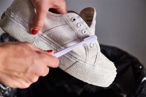 Как помыть белые кроссовки