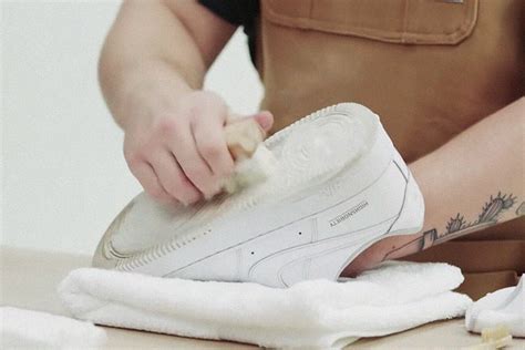 Как помыть белые кроссовки