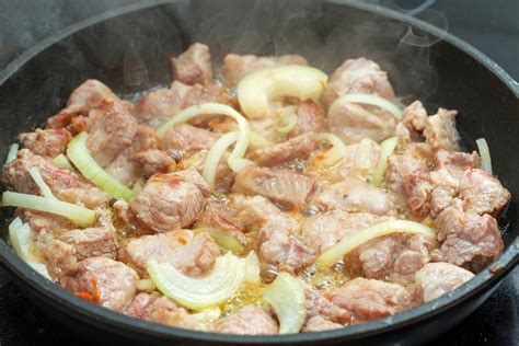 Как приготовить жареную свинину на сковороде с луком чтобы мясо было мягким