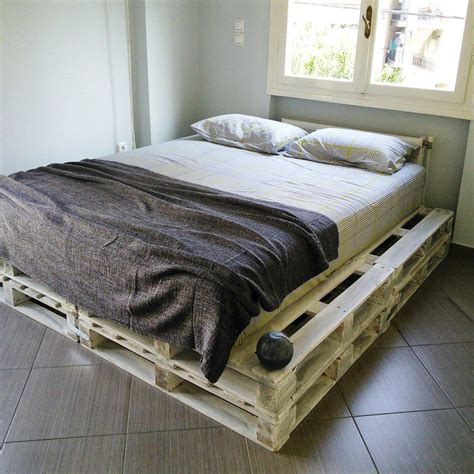 Как сделать кровать из подручных материалов