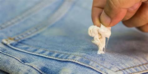 Как удалить жвачку с ткани