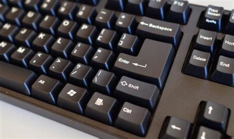 Какая клавиша переводит клавиатуру в режим печатания букв в верхнем регистре