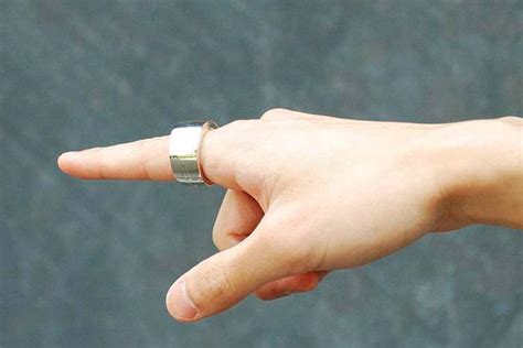 Кольцо на среднем пальце левой руки у женщины