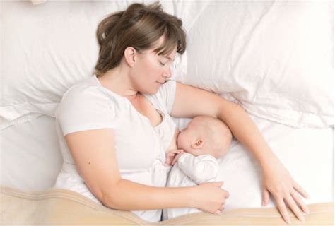Кормить ребенка во сне грудным молоком