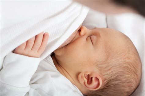 Кормить ребенка во сне грудным молоком