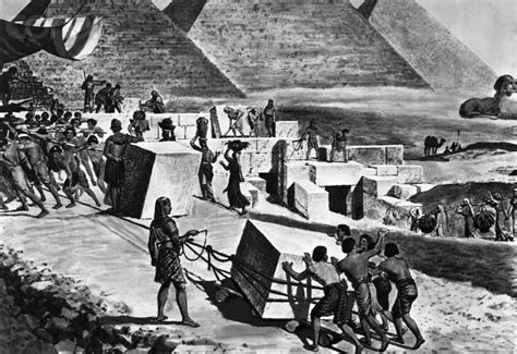 Кто строил пирамиды