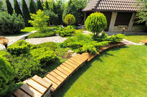 Ландшафтный дизайн около частного дома с огородом садом