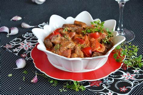Мясо с баклажанами и овощами на сковороде