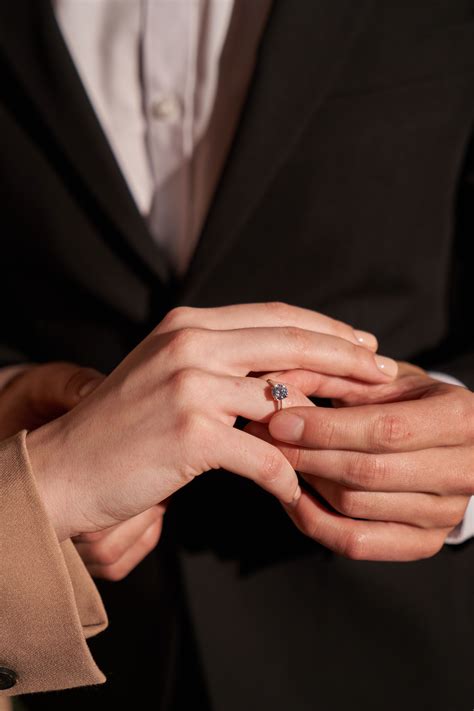 На какой палец одевают кольцо при предложении выйти замуж