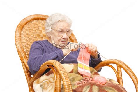 После обеда бабушка выходила на балкон с вязанием или шитьем знаки препинания