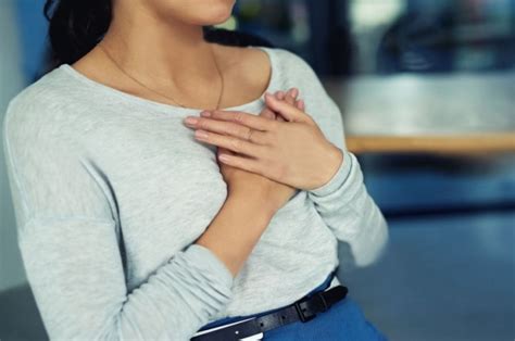 Почему чешется левая грудная железа у женщины