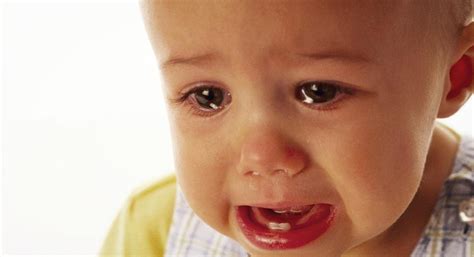 Ребенок пукает и плачет