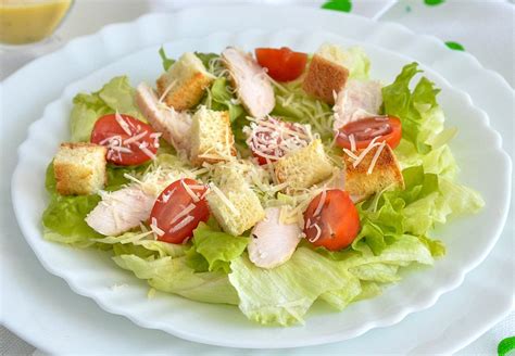 Рецепт салата цезарь с курицей и сухариками в домашних