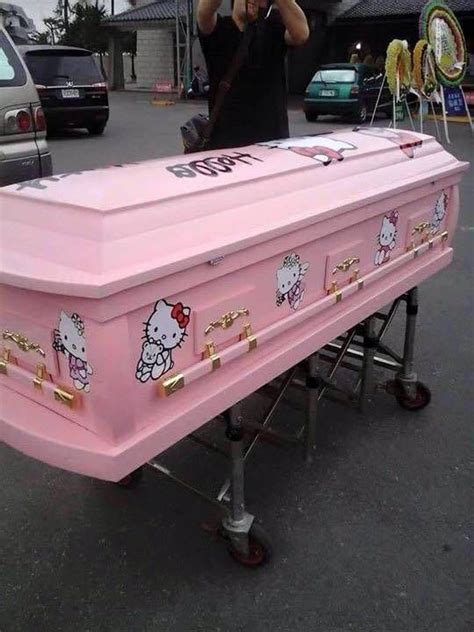 Розовый гроб с хеллоу китти