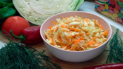 Салат из свежей капусты и моркови с уксусом и маслом сахаром и солью