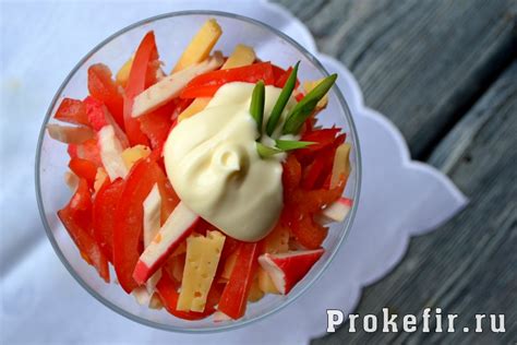 Салат красное море с крабовыми палочками и помидорами и перцем с сыром чесноком