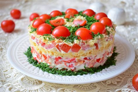 Салат красное море с крабовыми палочками и помидорами и перцем с сыром чесноком
