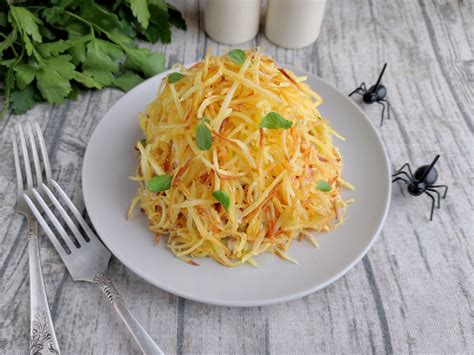 Салат муравейник с курицей и картофельной соломкой рецепт с фото