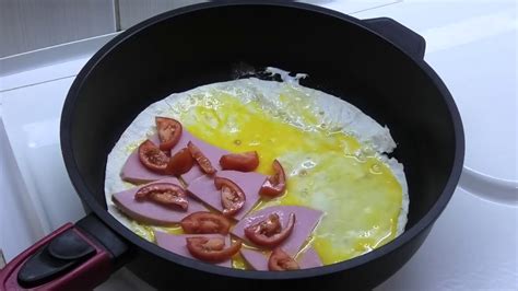 Тортилья с начинкой на сковороде быстрый