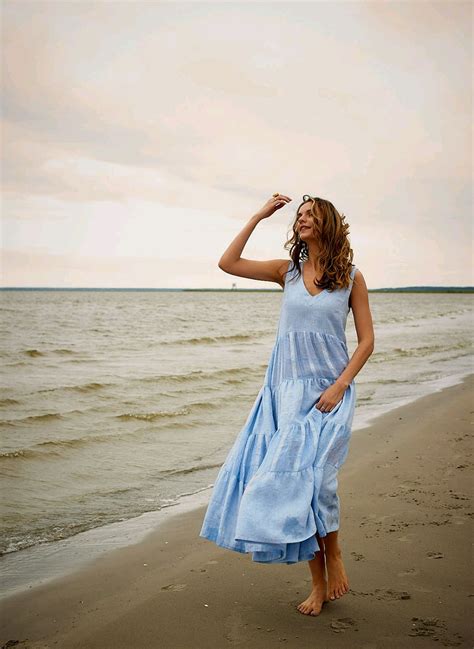 Ты стоишь на берегу в синем платье