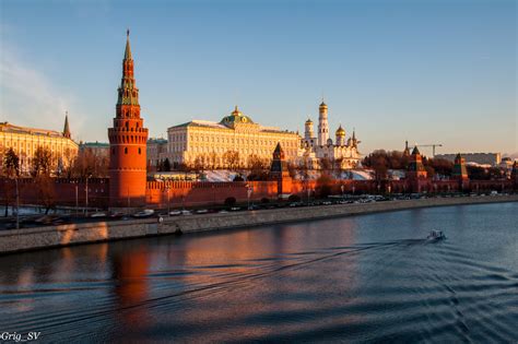 Утро красит нежным светом стены древнего кремля текст