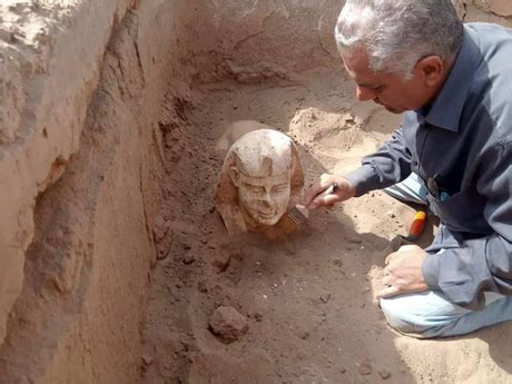 Чем можно объяснить что при раскопках первобытных стоянок археологи находят фигурки женщин