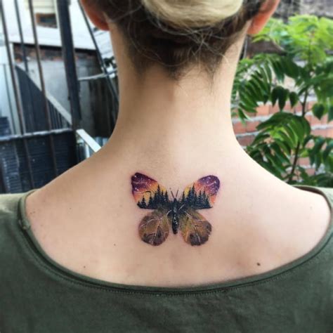 Что означает бабочка на шее у девушки
