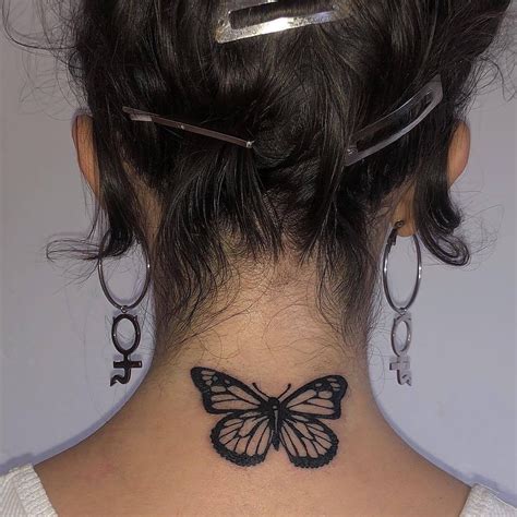Что означает бабочка на шее у девушки