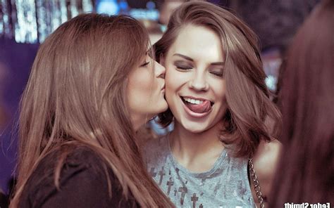 Lesbian kissing videos